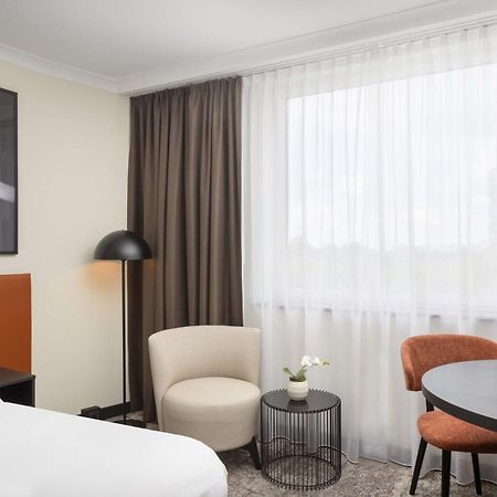 Hilton Duesseldorf Otel Dış mekan fotoğraf A room at the hotel