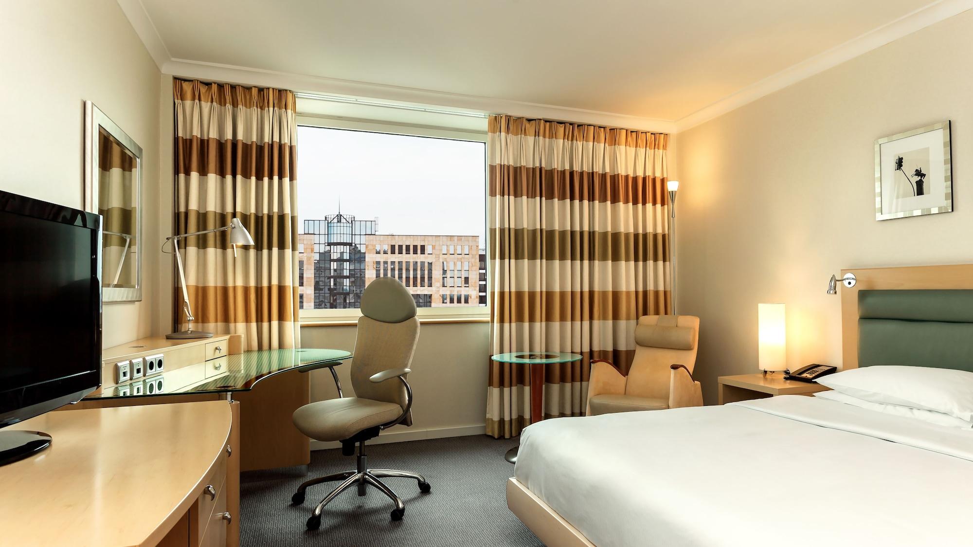 Hilton Duesseldorf Otel Dış mekan fotoğraf A typical room at the InterContinental Berlin