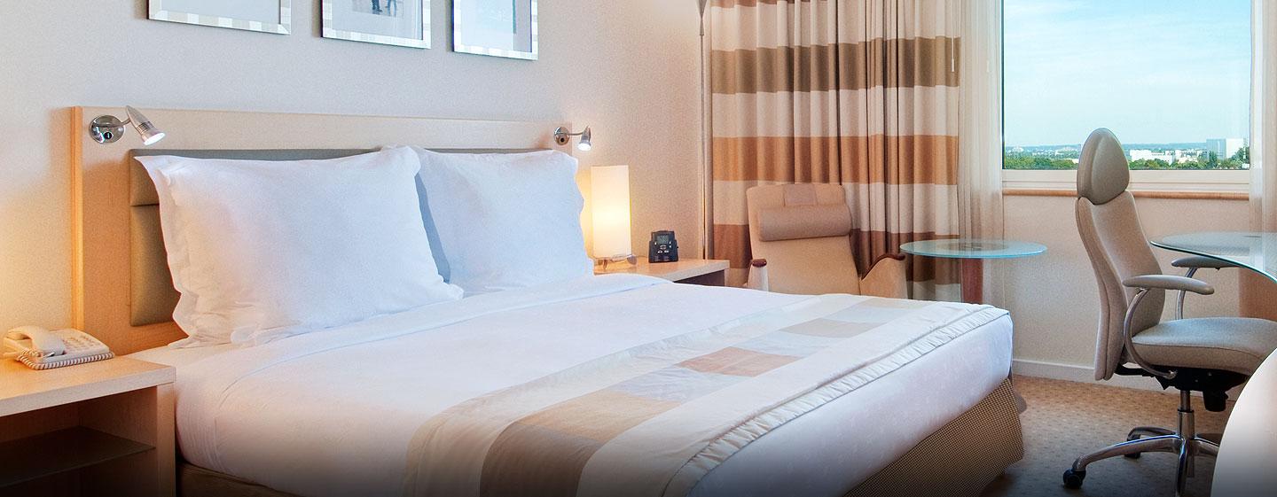 Hilton Duesseldorf Otel Dış mekan fotoğraf A bed with white sheets