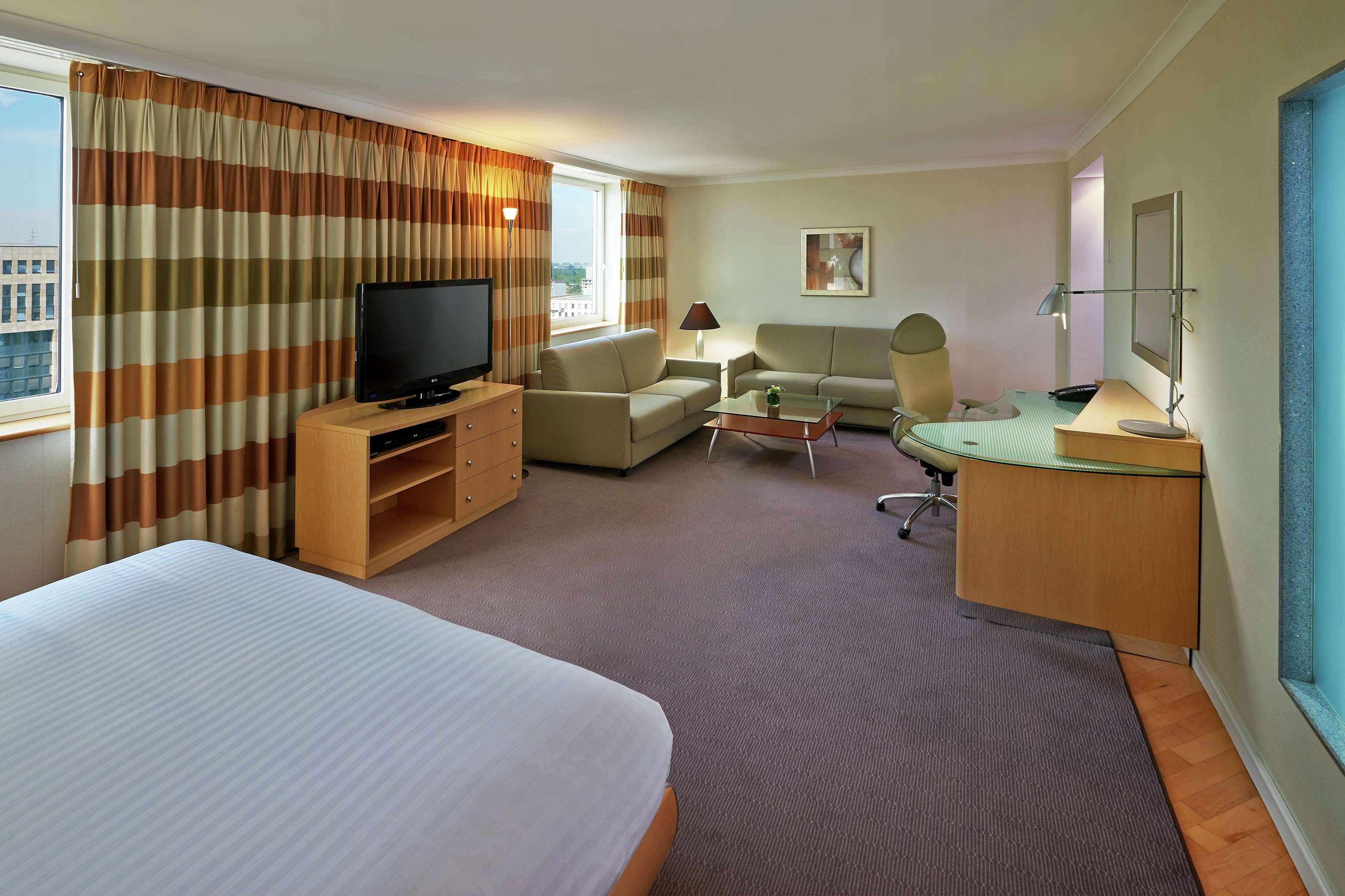 Hilton Duesseldorf Otel Dış mekan fotoğraf A typical hotel room