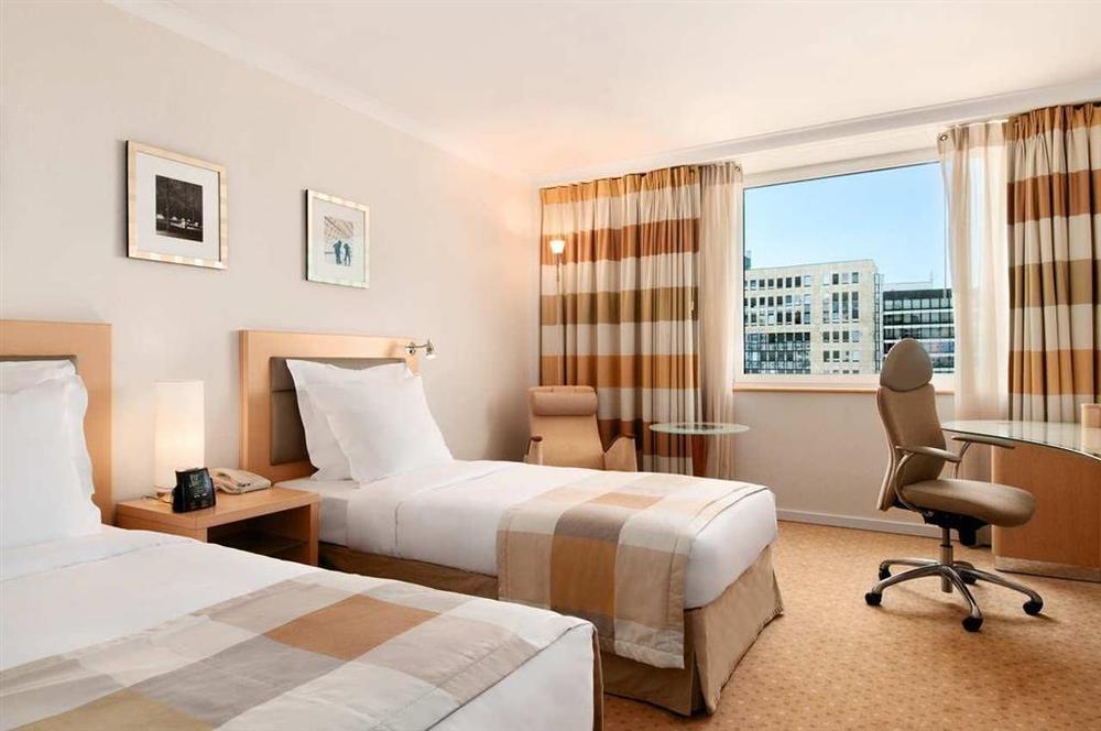 Hilton Duesseldorf Otel Dış mekan fotoğraf A typical room at the hotel