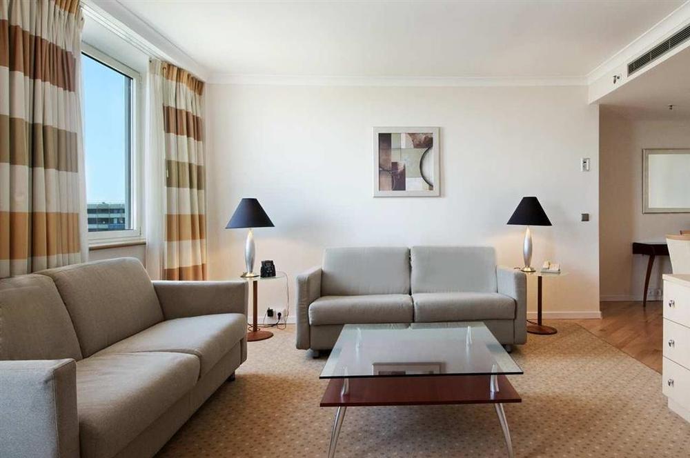 Hilton Duesseldorf Otel Oda fotoğraf A living room