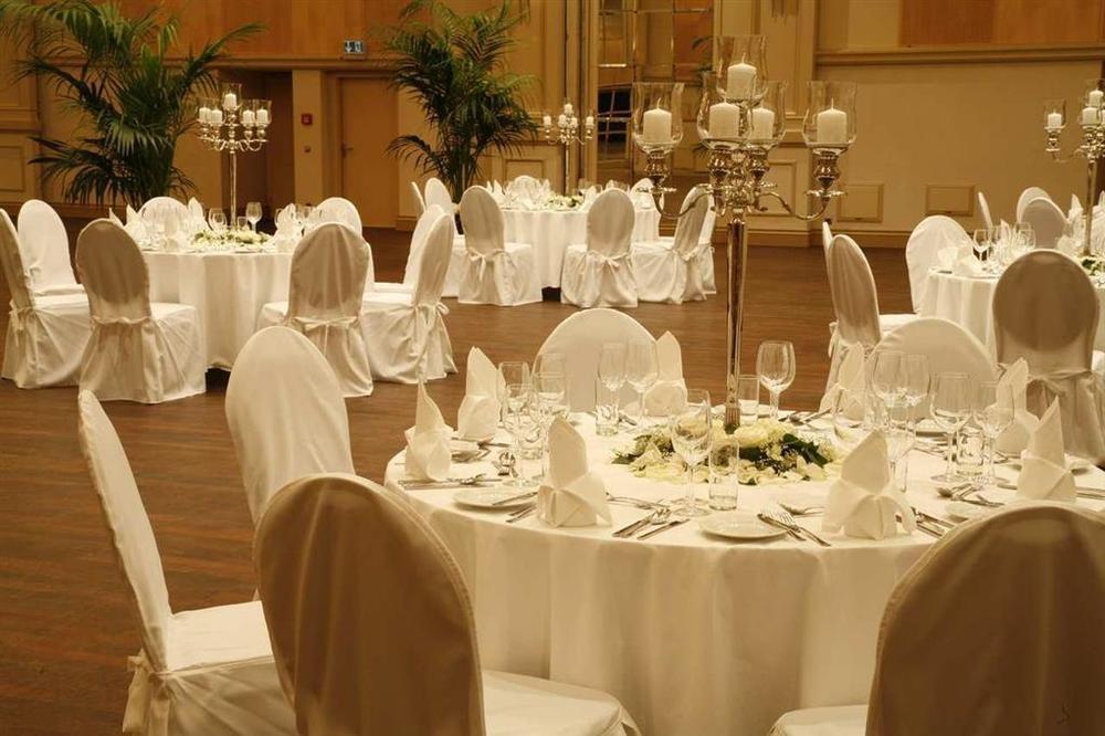 Hilton Duesseldorf Otel Restoran fotoğraf A wedding reception
