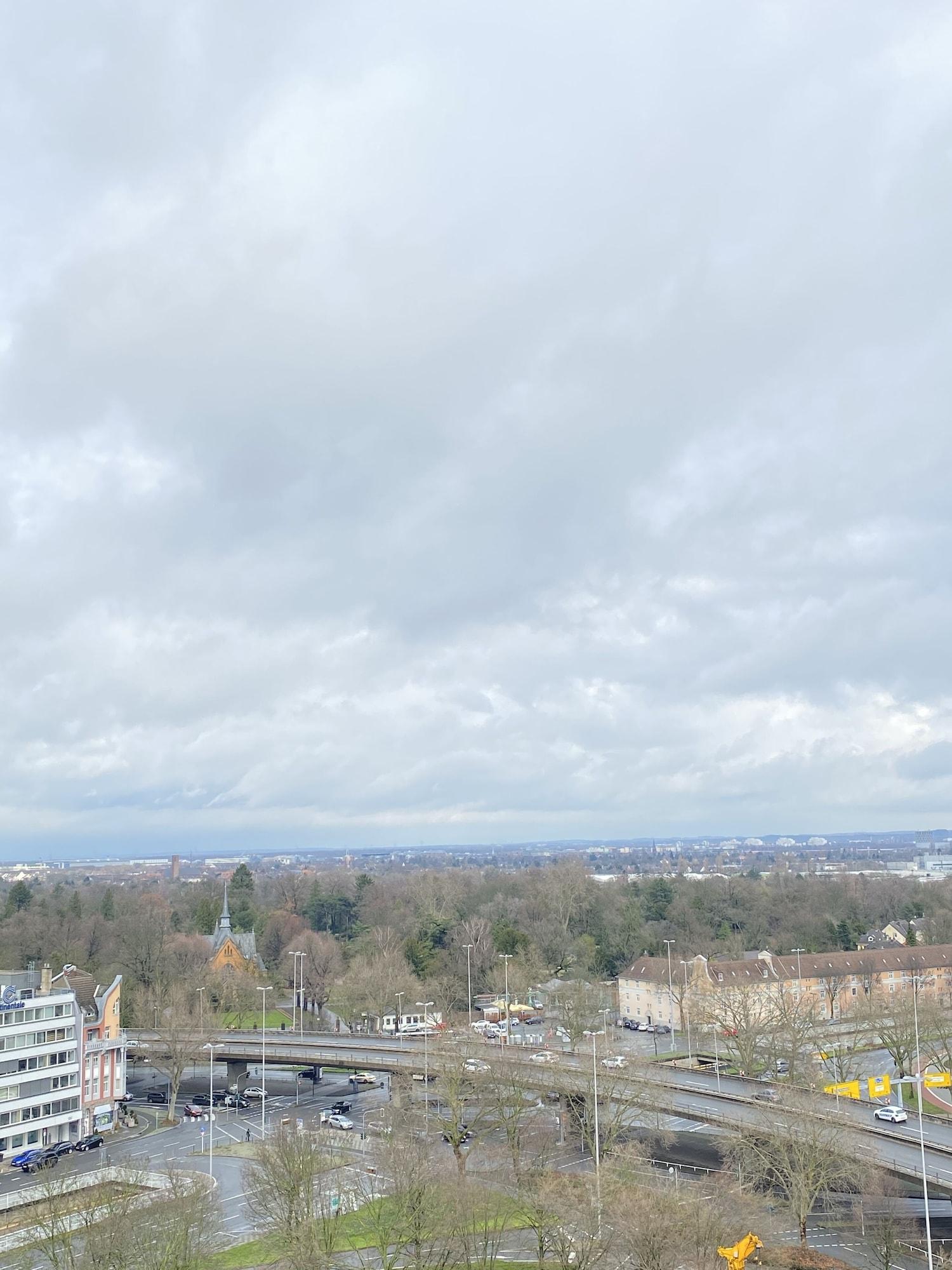 Hilton Duesseldorf Otel Dış mekan fotoğraf View from the top of the tower