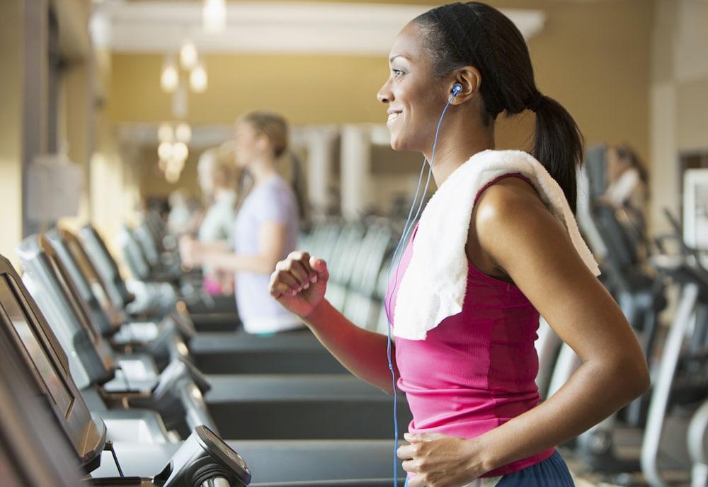 Hilton Duesseldorf Otel Dış mekan fotoğraf A woman exercising on a treadmill