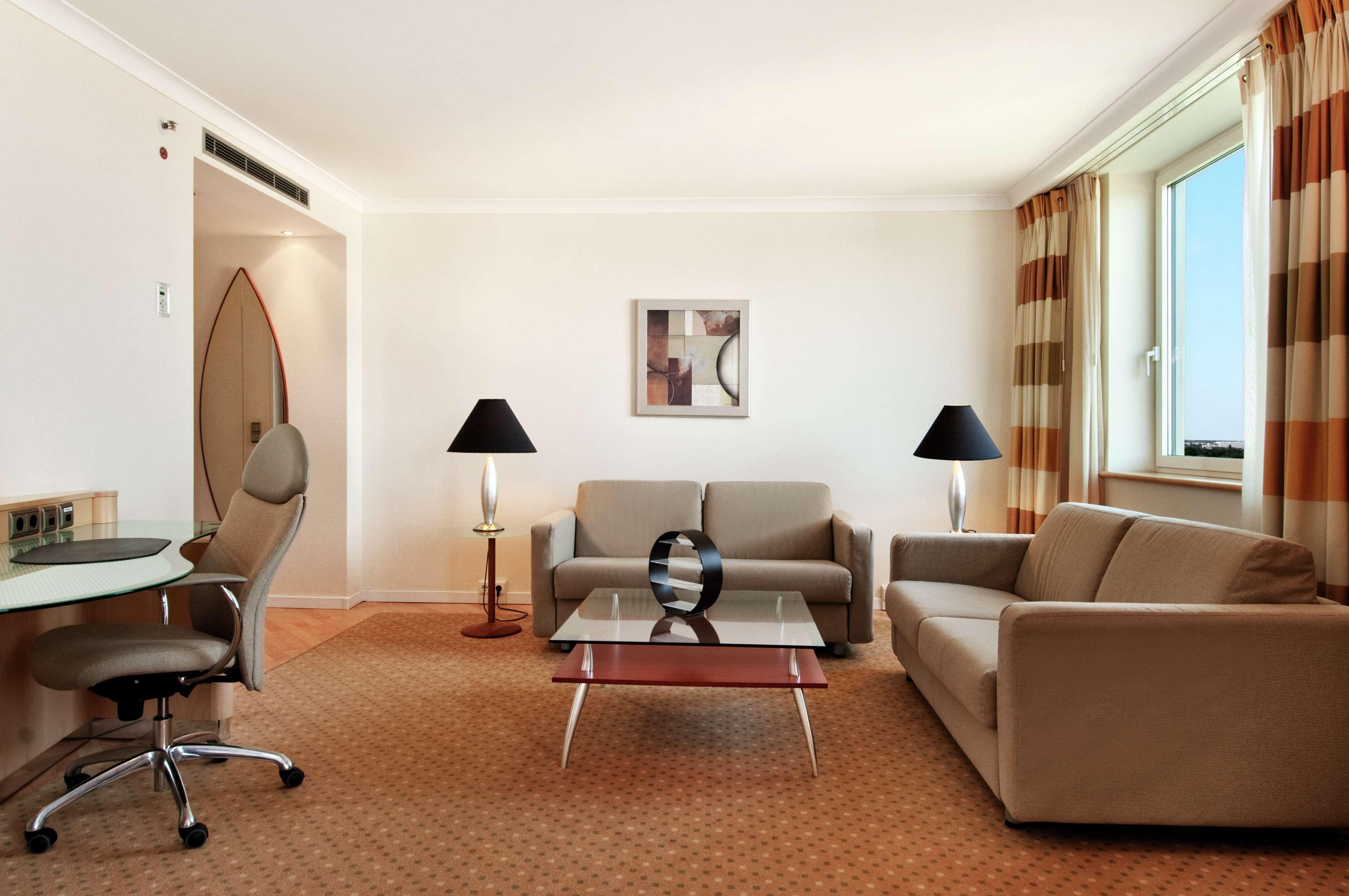 Hilton Duesseldorf Otel Oda fotoğraf A suite at the InterContinental Berlin