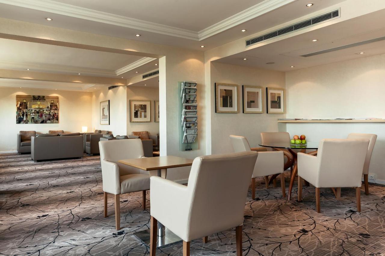 Hilton Duesseldorf Otel Dış mekan fotoğraf Club Lounge at Cape Town International Airport