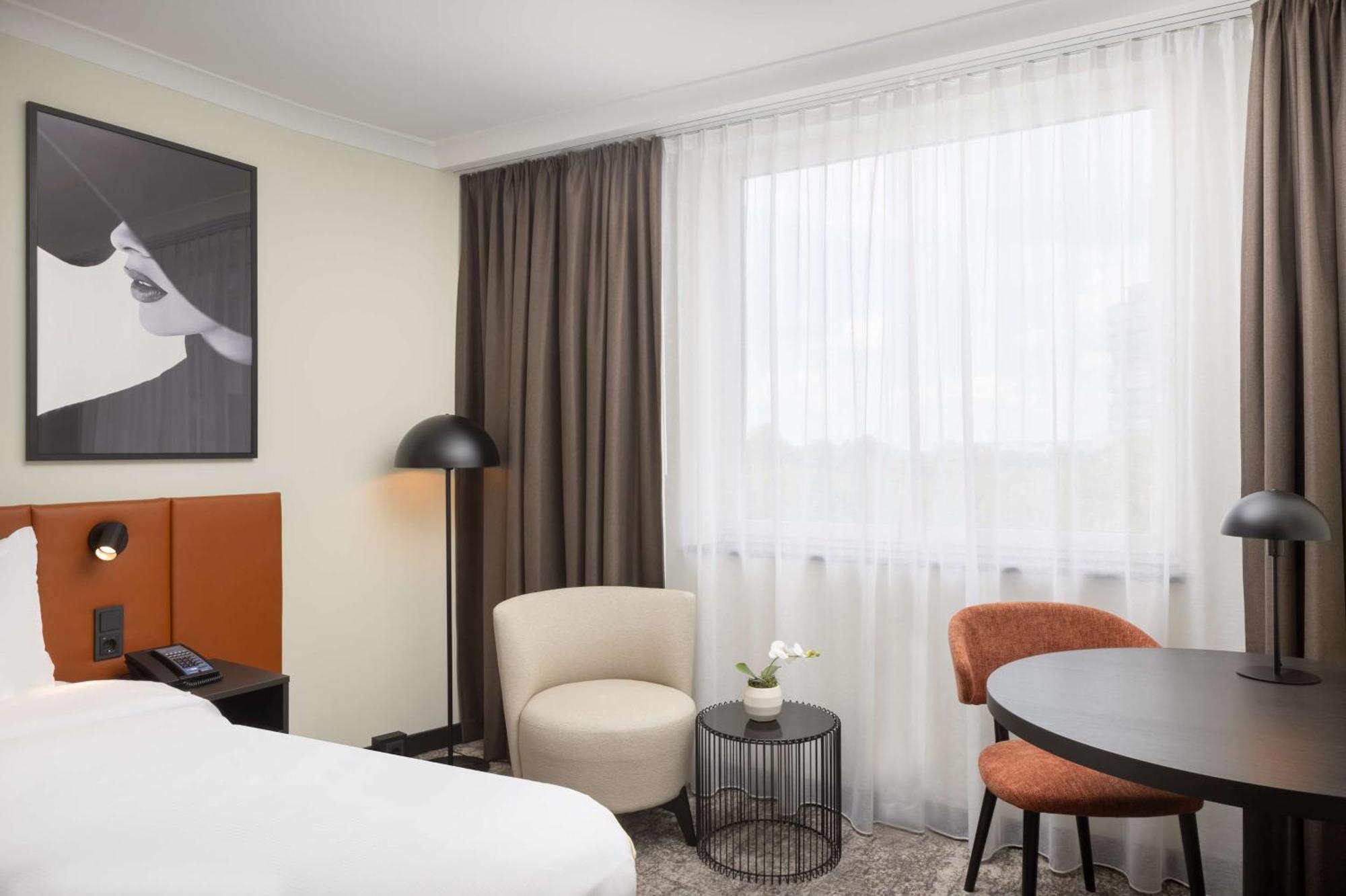 Hilton Duesseldorf Otel Dış mekan fotoğraf A room at the hotel