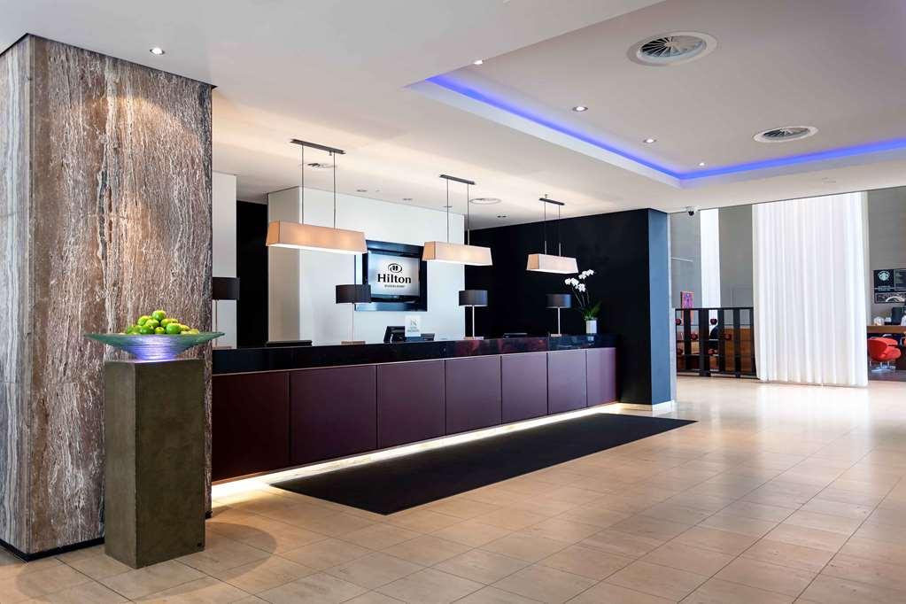 Hilton Duesseldorf Otel İç mekan fotoğraf The lobby of the hotel