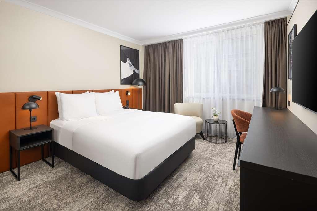 Hilton Duesseldorf Otel Oda fotoğraf A room at the hotel