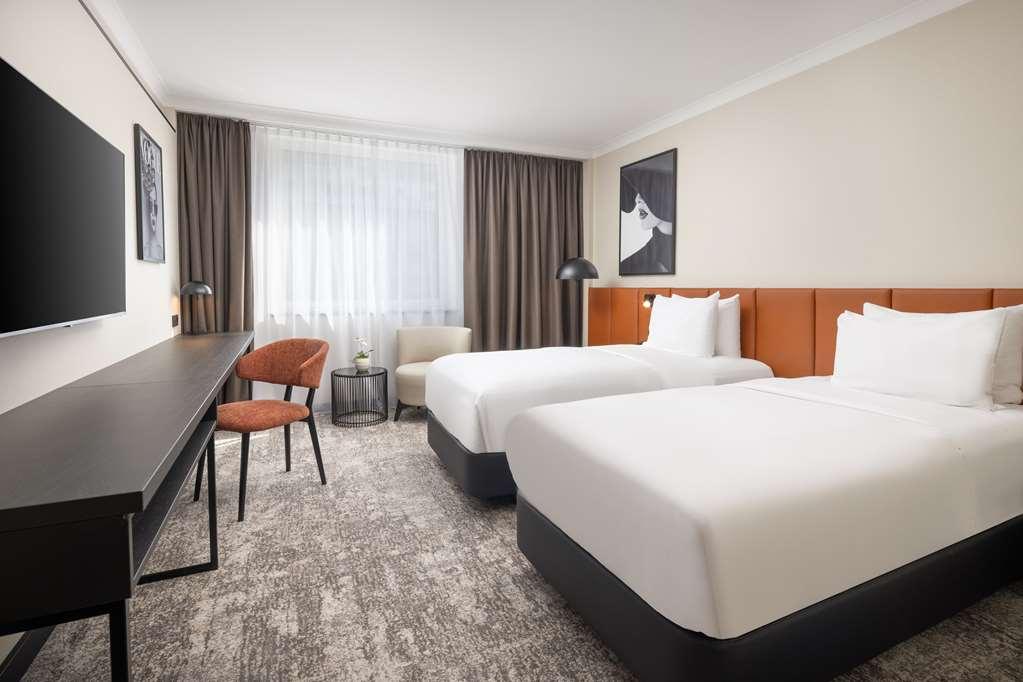 Hilton Duesseldorf Otel Oda fotoğraf A room at the hotel