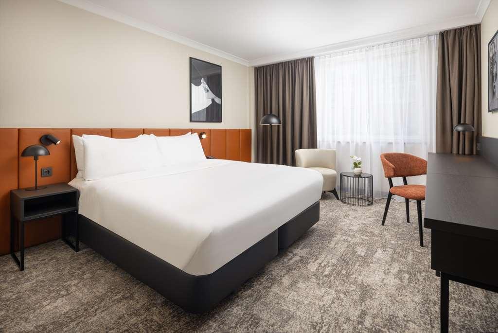 Hilton Duesseldorf Otel Oda fotoğraf A room at the hotel
