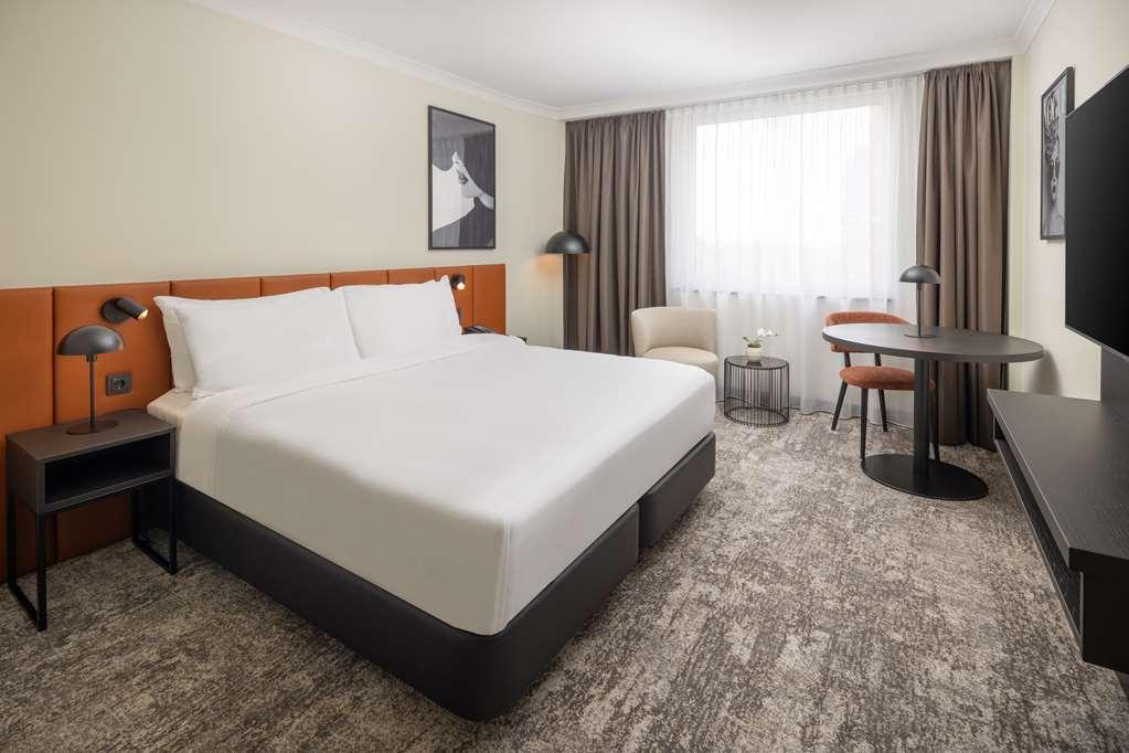 Hilton Duesseldorf Otel Oda fotoğraf A room at the hotel