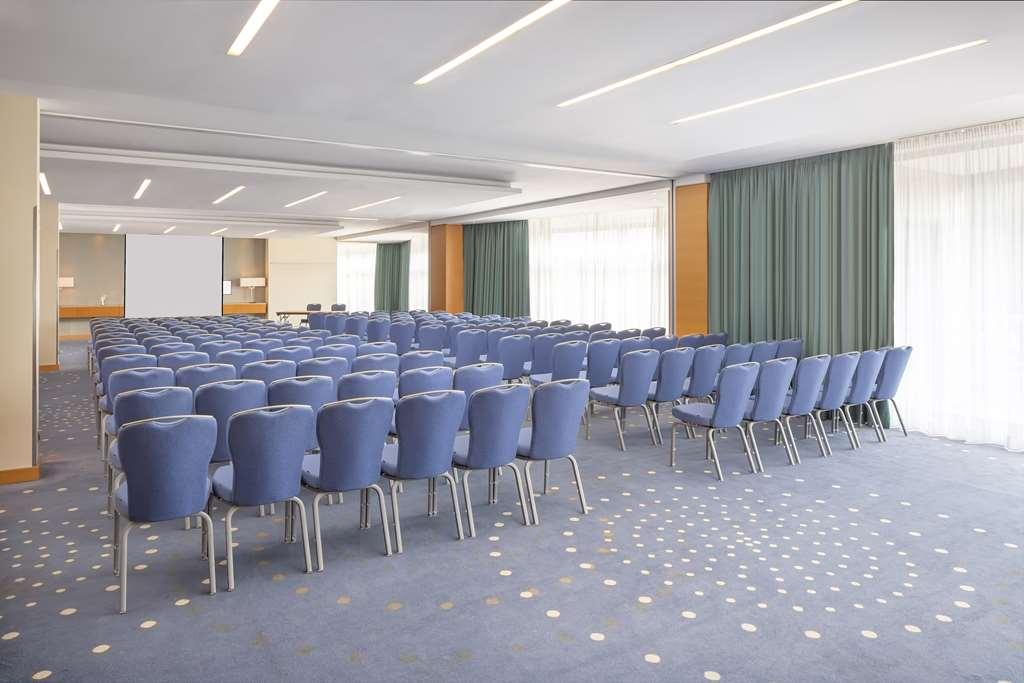 Hilton Duesseldorf Otel Konforlar fotoğraf The main conference room
