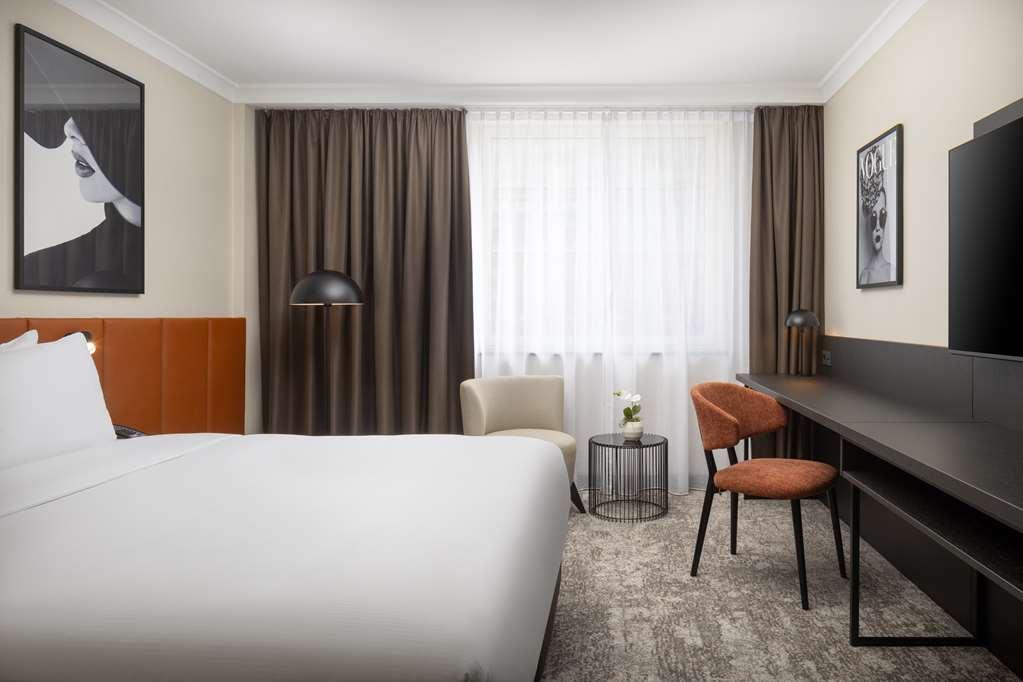 Hilton Duesseldorf Otel Oda fotoğraf A room at the hotel