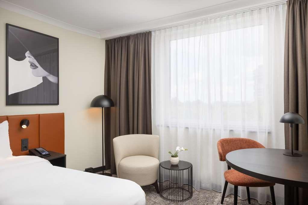 Hilton Duesseldorf Otel Oda fotoğraf A room at the hotel