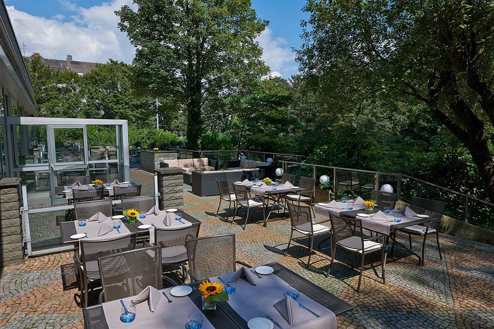 Hilton Duesseldorf Otel Dış mekan fotoğraf The Terrace at the River Cafe