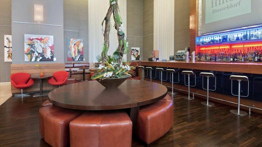 Hilton Duesseldorf Otel Dış mekan fotoğraf The bar at the 1111 Museum Way building