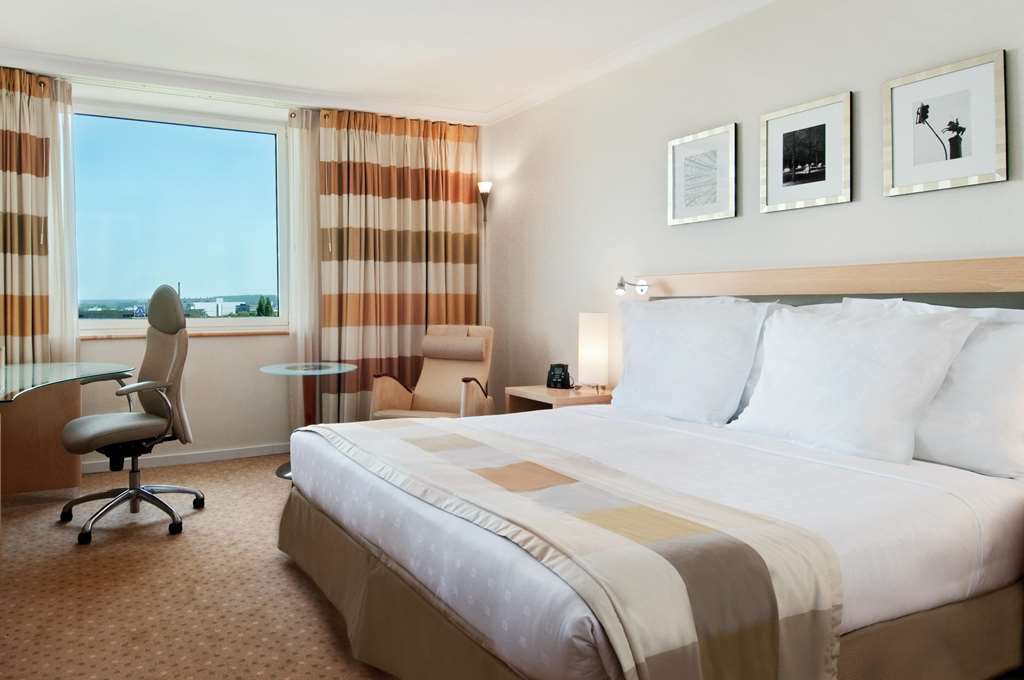 Hilton Duesseldorf Otel Oda fotoğraf A room at the hotel